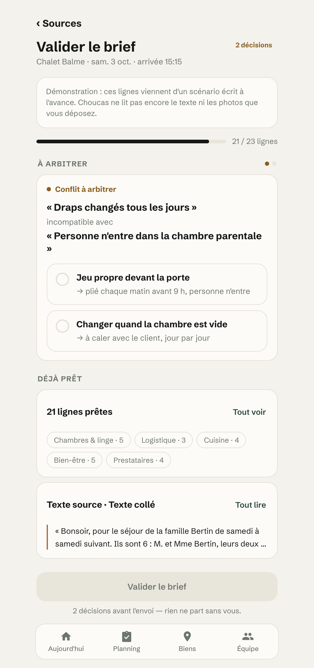 Écran « Valider le brief » du Chalet Balme : 21 lignes sur 23 prêtes, et un conflit à arbitrer — « Draps changés tous les jours » incompatible avec « Personne n’entre dans la chambre parentale » — avec deux solutions proposées.