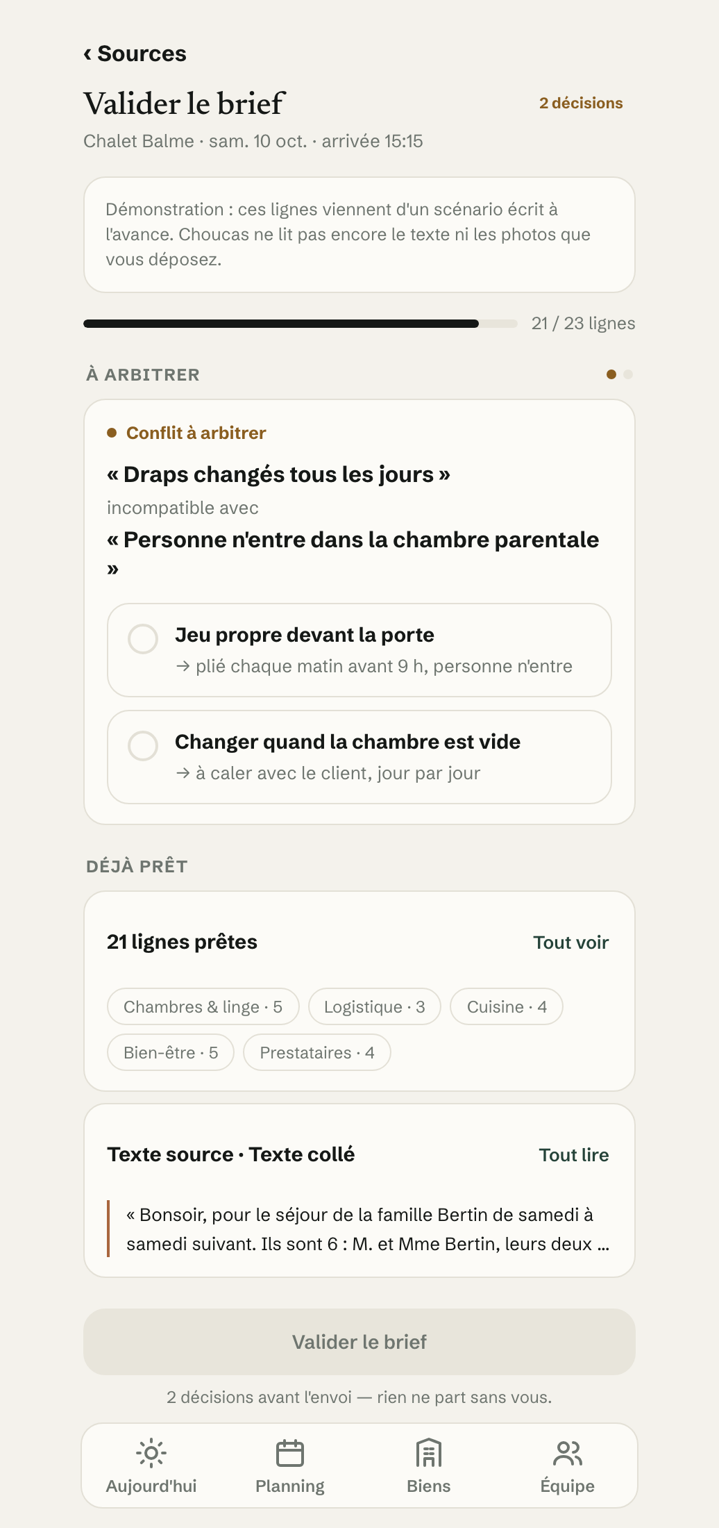 Écran « Valider le brief » du Chalet Balme : 21 lignes sur 23 prêtes, et un conflit à arbitrer — « Draps changés tous les jours » incompatible avec « Personne n’entre dans la chambre parentale » — avec deux solutions proposées.