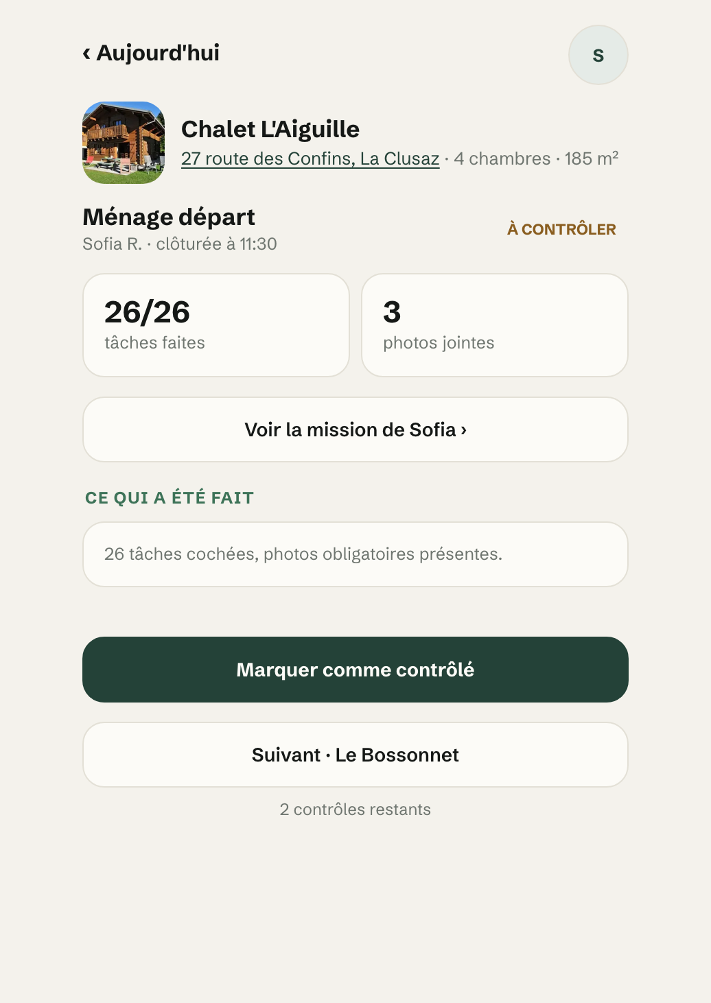 Écran de contrôle de la mission « Ménage départ » au Chalet L’Aiguille, clôturée par Sofia R. à 11:30 : 26 tâches sur 26, 3 photos, ce qui a été fait, puis le bouton « Marquer comme contrôlé » et les deux contrôles restants.