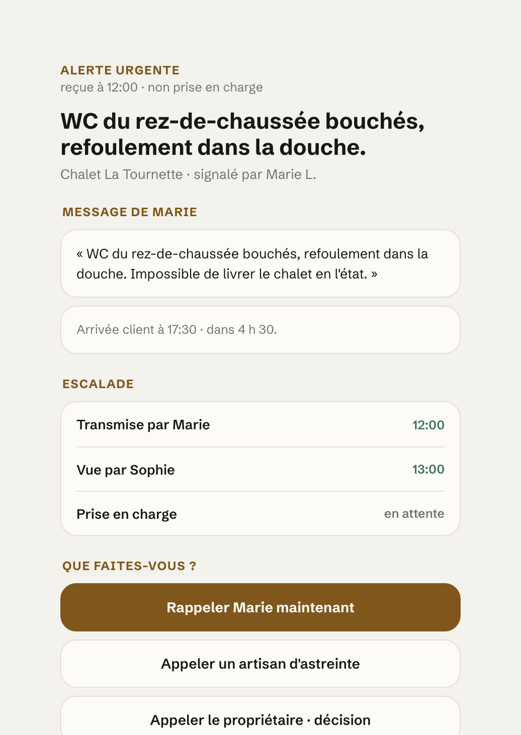 Alerte urgente au Chalet La Tournette : WC du rez-de-chaussée bouchés, signalés par Marie L. à 12:00, arrivée du client dans 4 h 30 ; l’escalade, puis les gestes proposés — rappeler Marie, appeler un artisan d’astreinte, appeler le propriétaire.
