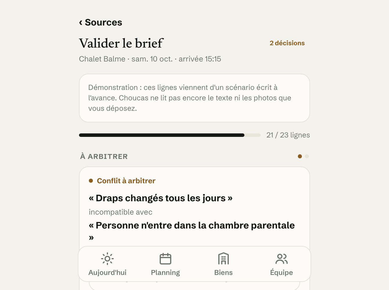 Écran « Valider le brief » du Chalet Balme : 21 lignes sur 23 prêtes, et un conflit à arbitrer entre « Draps changés tous les jours » et « Personne n’entre dans la chambre parentale ».