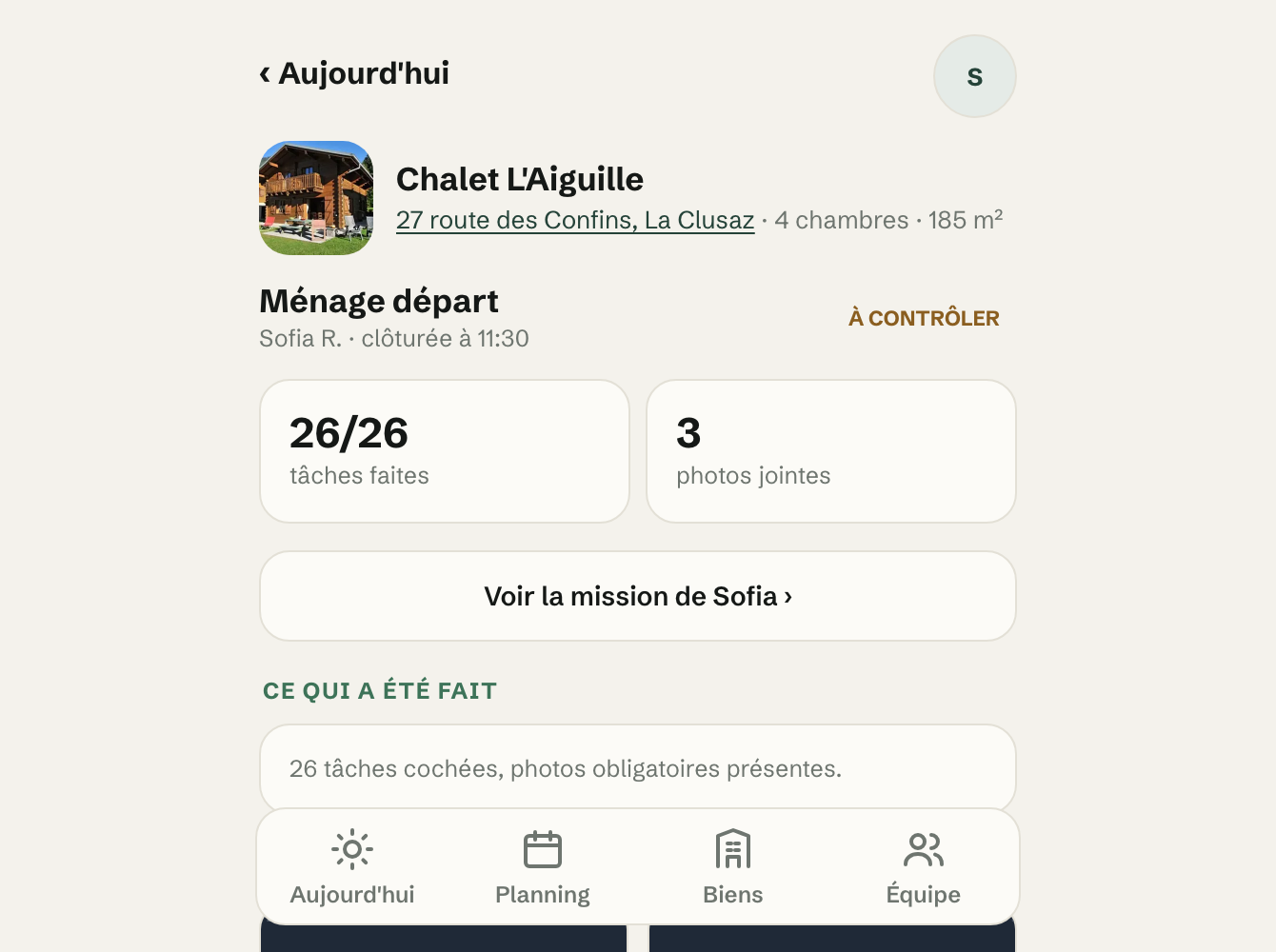 Mission « Ménage départ » au Chalet L’Aiguille, clôturée par Sofia R. à 11:30 et marquée À CONTRÔLER : 26 tâches sur 26, 3 photos jointes, et le bouton « Marquer comme contrôlé » qui attend le second regard.