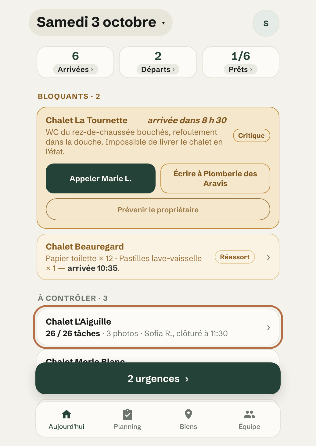 Tableau du matin, samedi 3 octobre : 6 arrivées, 2 départs, 1 bien prêt sur 6 ; deux blocages, puis les missions à contrôler — le Chalet L’Aiguille, 26 tâches sur 26, entouré : terminé, il n’est pas encore prêt.