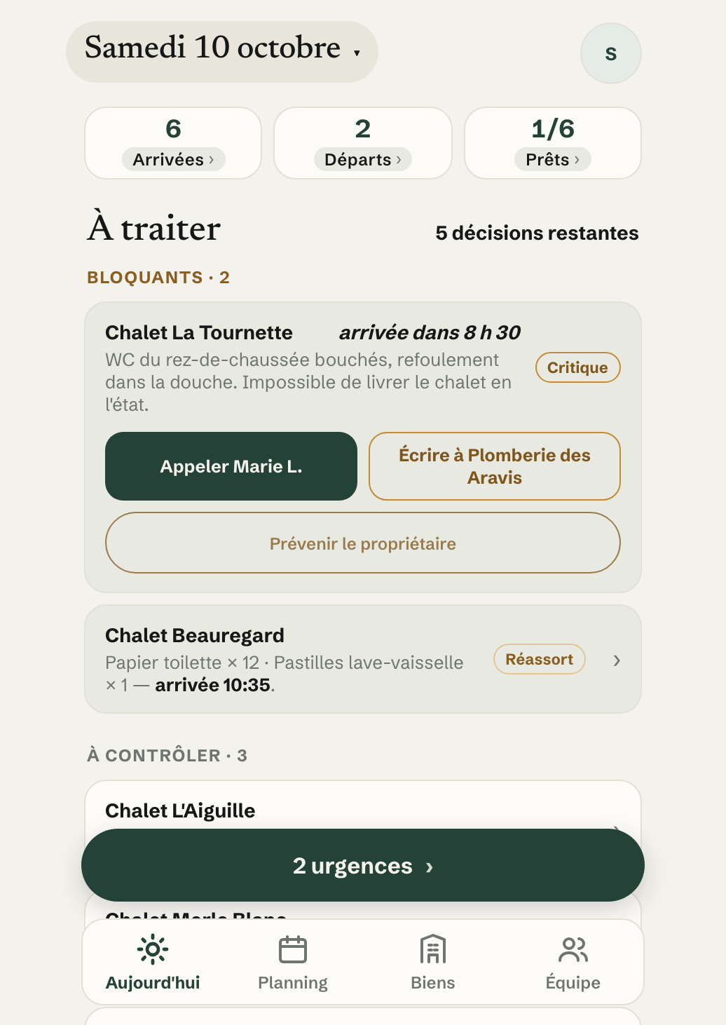 Tableau du matin, samedi 3 octobre : 6 arrivées, 2 départs, 1 bien prêt sur 6 ; deux blocages, puis les missions à contrôler — le Chalet L’Aiguille, 26 tâches sur 26, entouré : terminé, il n’est pas encore prêt.